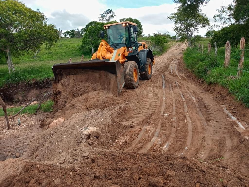 Prefeitura recupera estradas vicinais danificadas pela chuva na região de Boa Paz