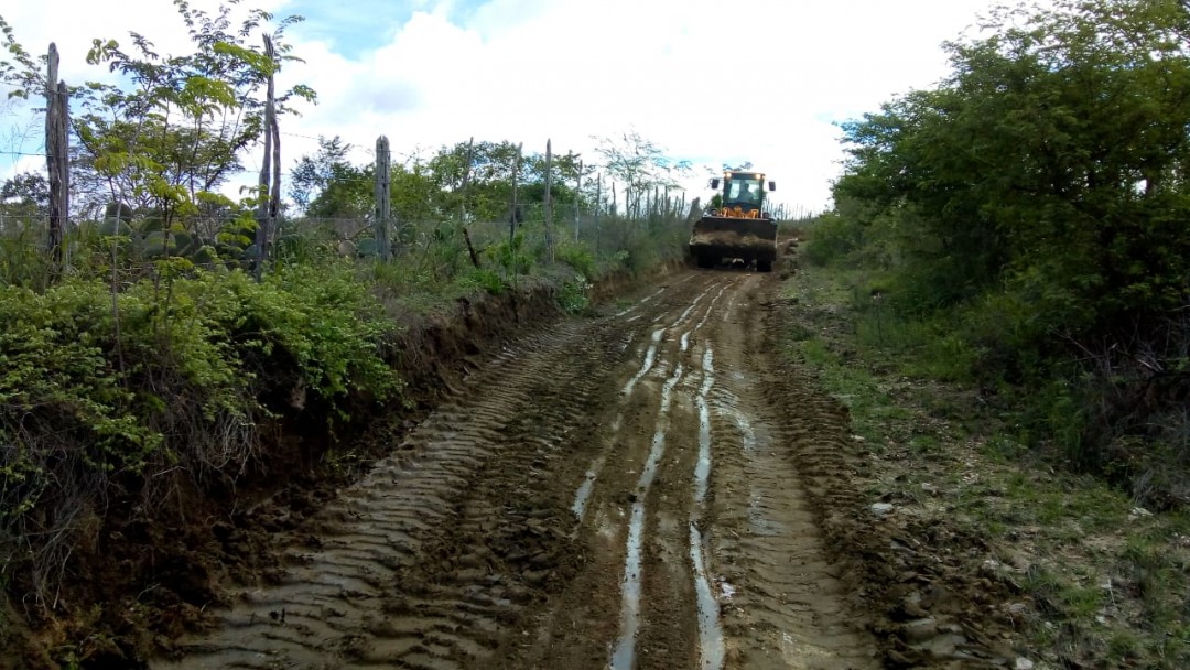 Prefeitura realiza operação tapa-buracos em estradas rurais